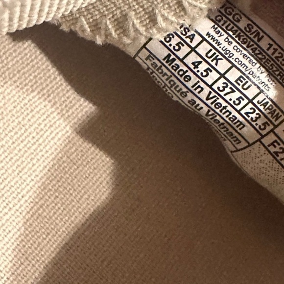 UGG - Picture 8 of 8